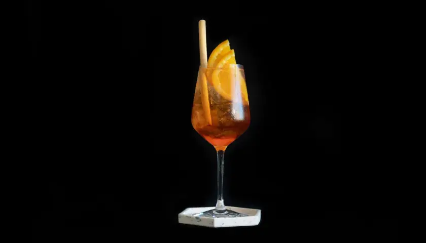 Un rinfrescante Aperol Soda, perfetto per ogni occasione. La ricetta è semplice e il gusto inconfondibile.