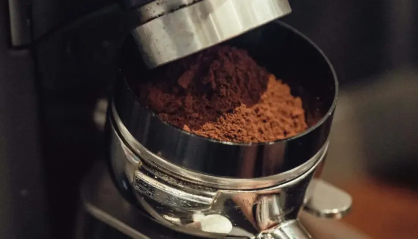 Caffè macinato finemente, pronto per un espresso perfetto. L'essenza del third wave coffee.