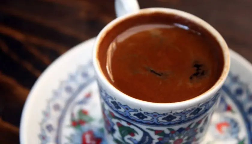 Caffè turco fumante in una tazza decorata, pronto per essere gustato. Scopri come fare il caffè turco senza cezve.
