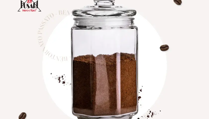 Barattolo di vetro pieno di caffè macinato, ideale per sapere come conservare il caffè macinato e mantenerne l'aroma.
