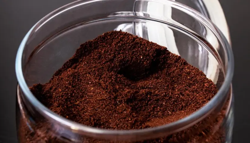 Caffè macinato in un barattolo di vetro, pronto per conservare il caffè avanzato e mantenere il suo aroma.