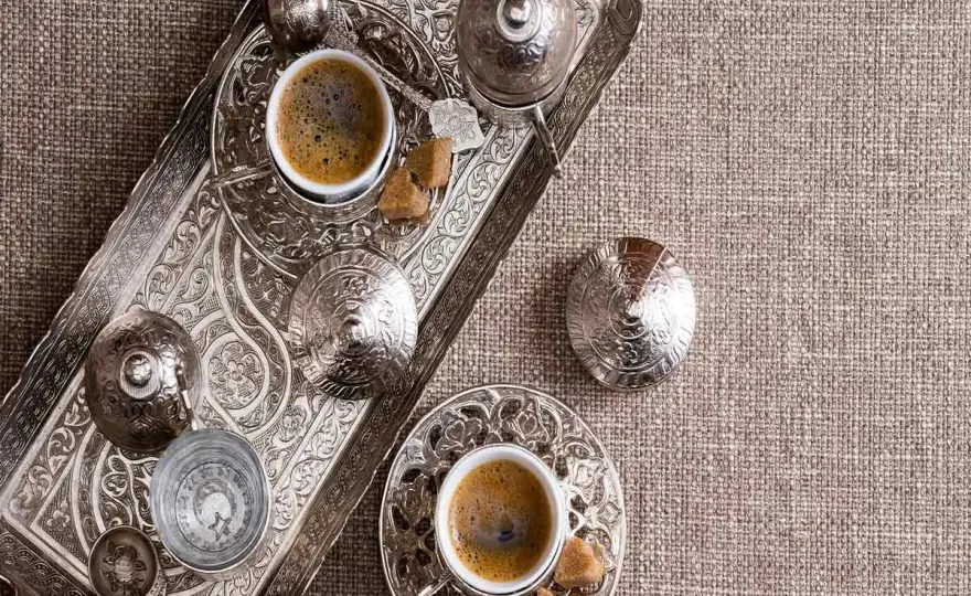 Caffè in tazza grande: cosa significa e come servirlo al meglio?