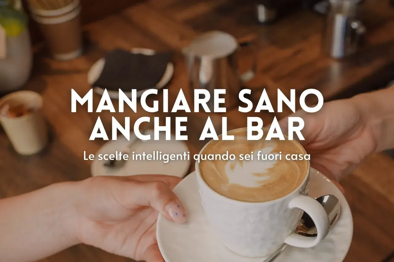 Mani che servono un cappuccino decorato. Scopri cosa prendere al bar a dieta per scelte intelligenti fuori casa.