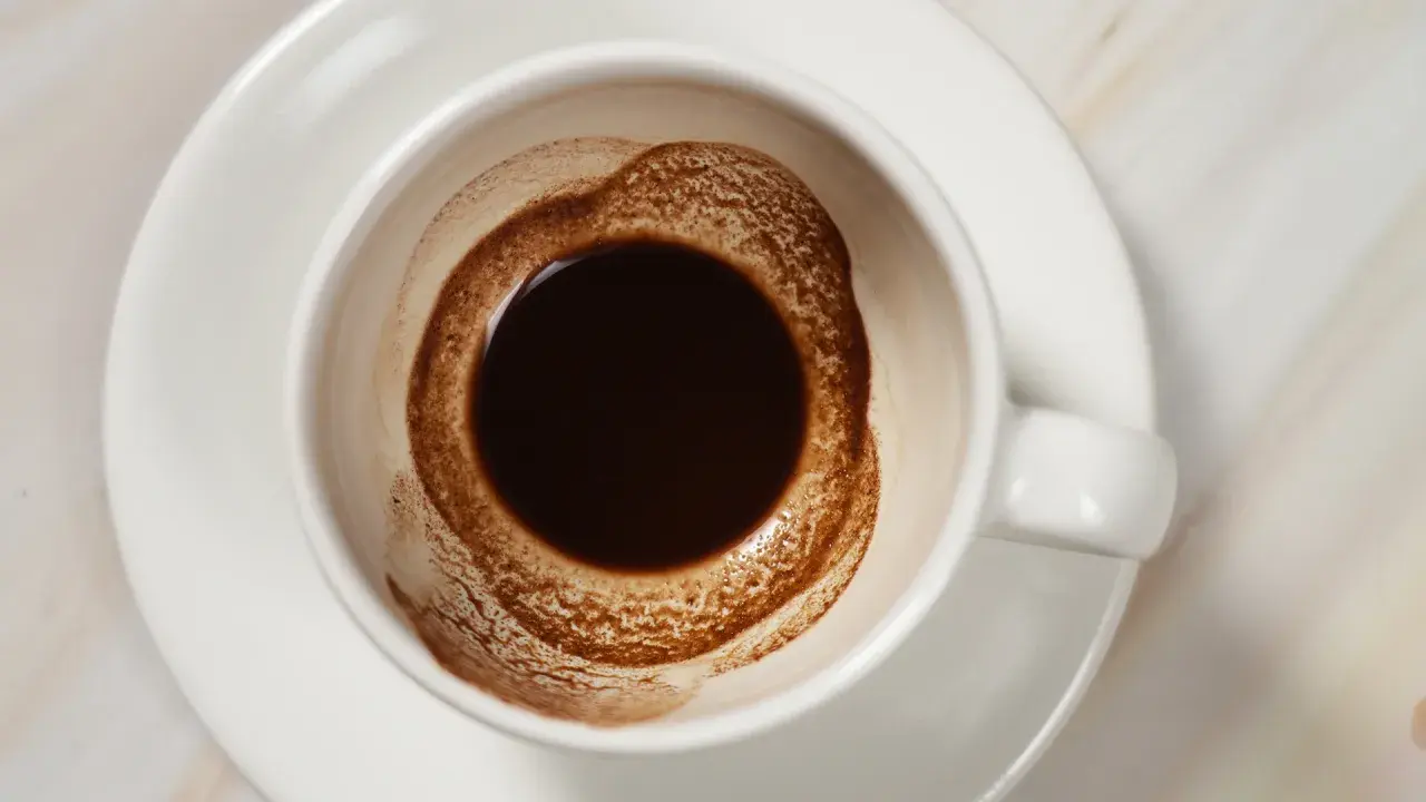 Tazza di caffè turco con fondi, pronta per la divinazione. Ecco come usare la turca per leggere il futuro.