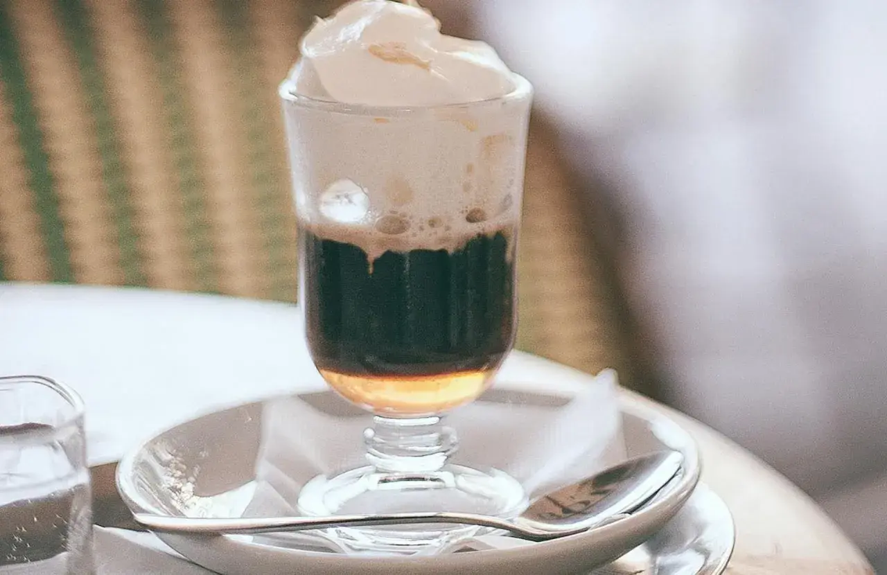 Un bicerin, bevanda torinese, con caffè, cioccolato e crema. La ricetta è un segreto, ma il gusto è inconfondibile.