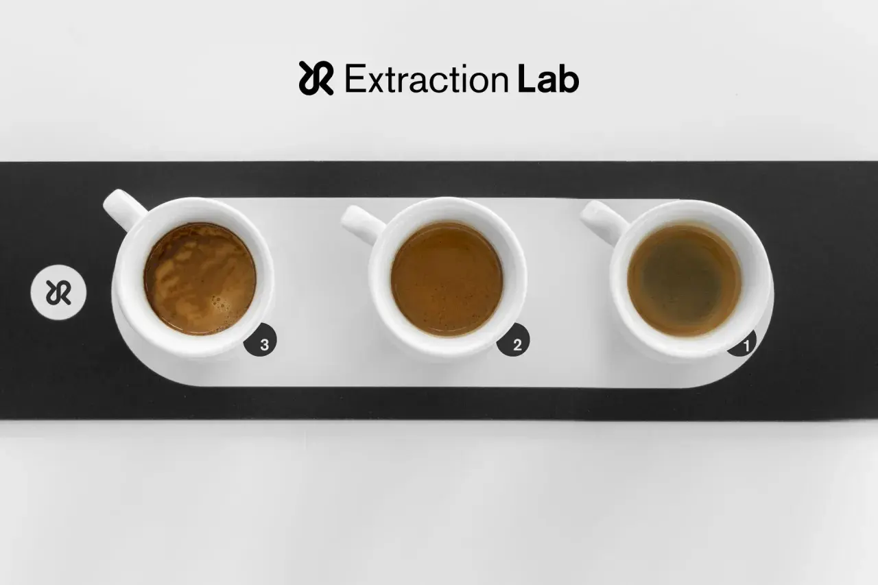 Tre tazzine di caffè espresso, numerate 1, 2 e 3, presentano sfumature di colore e crema. Il caffè è astringente, un'esperienza sensoriale da scoprire.