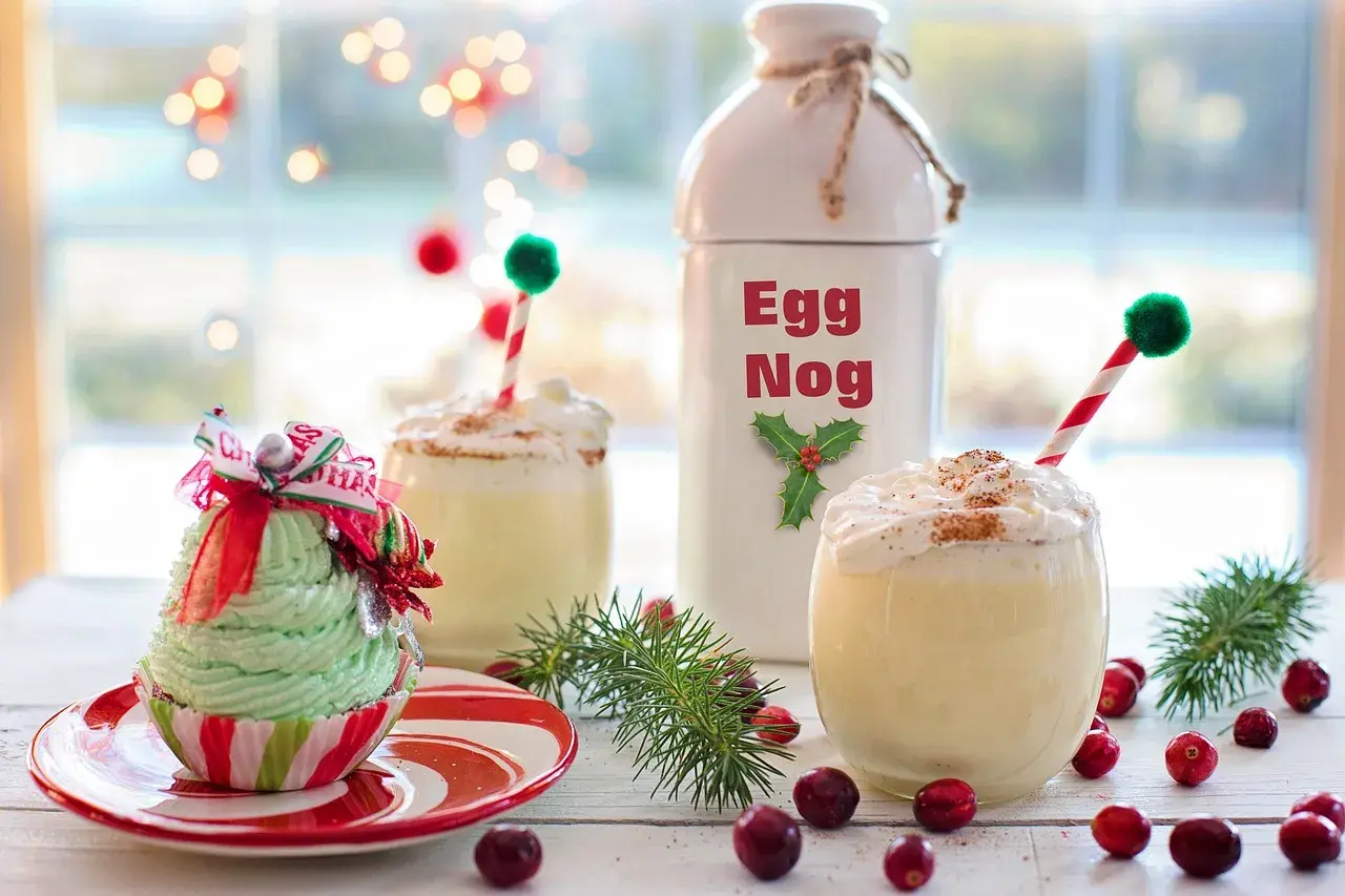 Un bicchiere di eggnog, una tortina natalizia e bacche rosse. La ricetta perfetta per le feste!