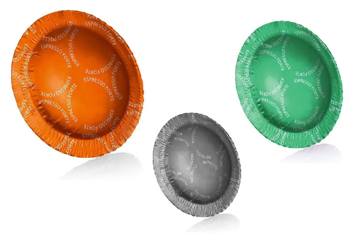 Tre capsule di caffè: arancione, verde e grigia. Alcuni studi suggeriscono che le cialde o capsule cancerogene potrebbero essere un rischio.