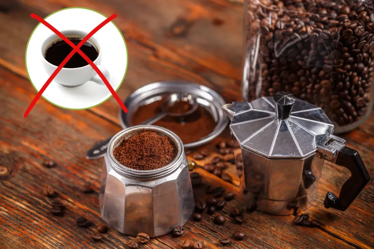 Caffè macinato pronto per la moka. Scopri quanto caffè mettere nella moka per un espresso perfetto.