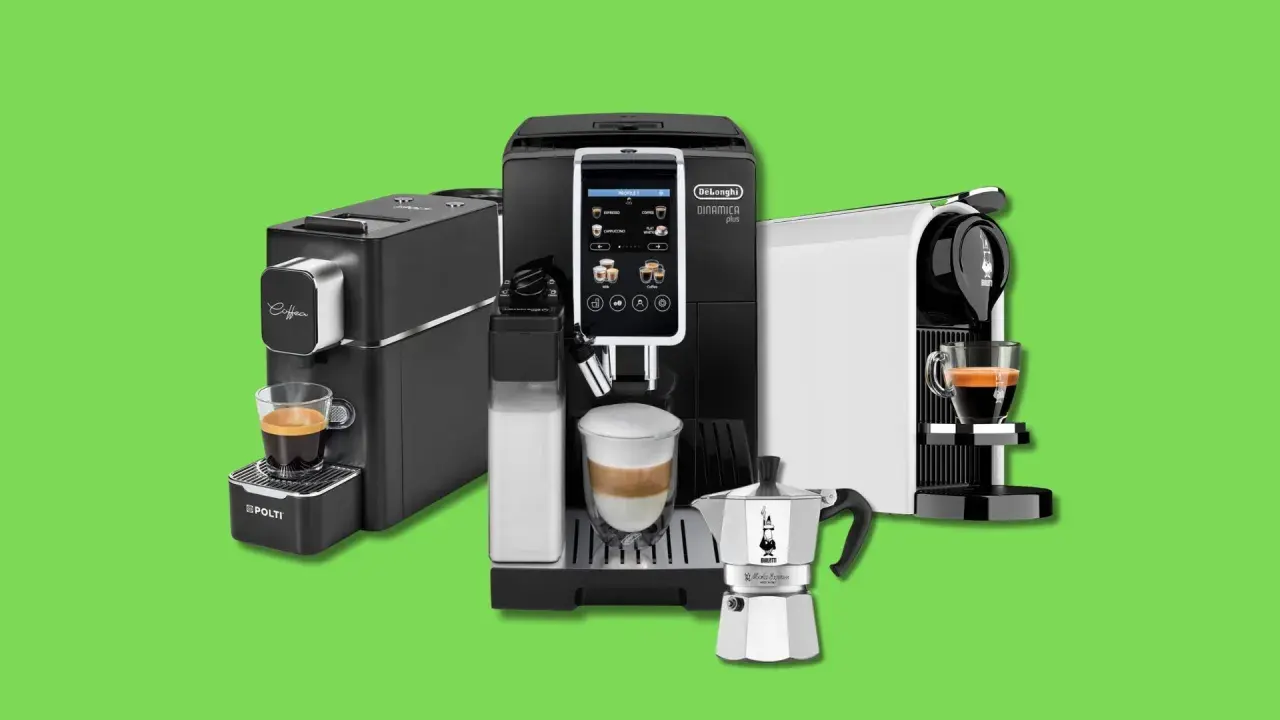 Macchine da caffè Nespresso e una moka Bialetti, pronte per pulire la macchina del caffè nespresso e gustare un ottimo caffè.