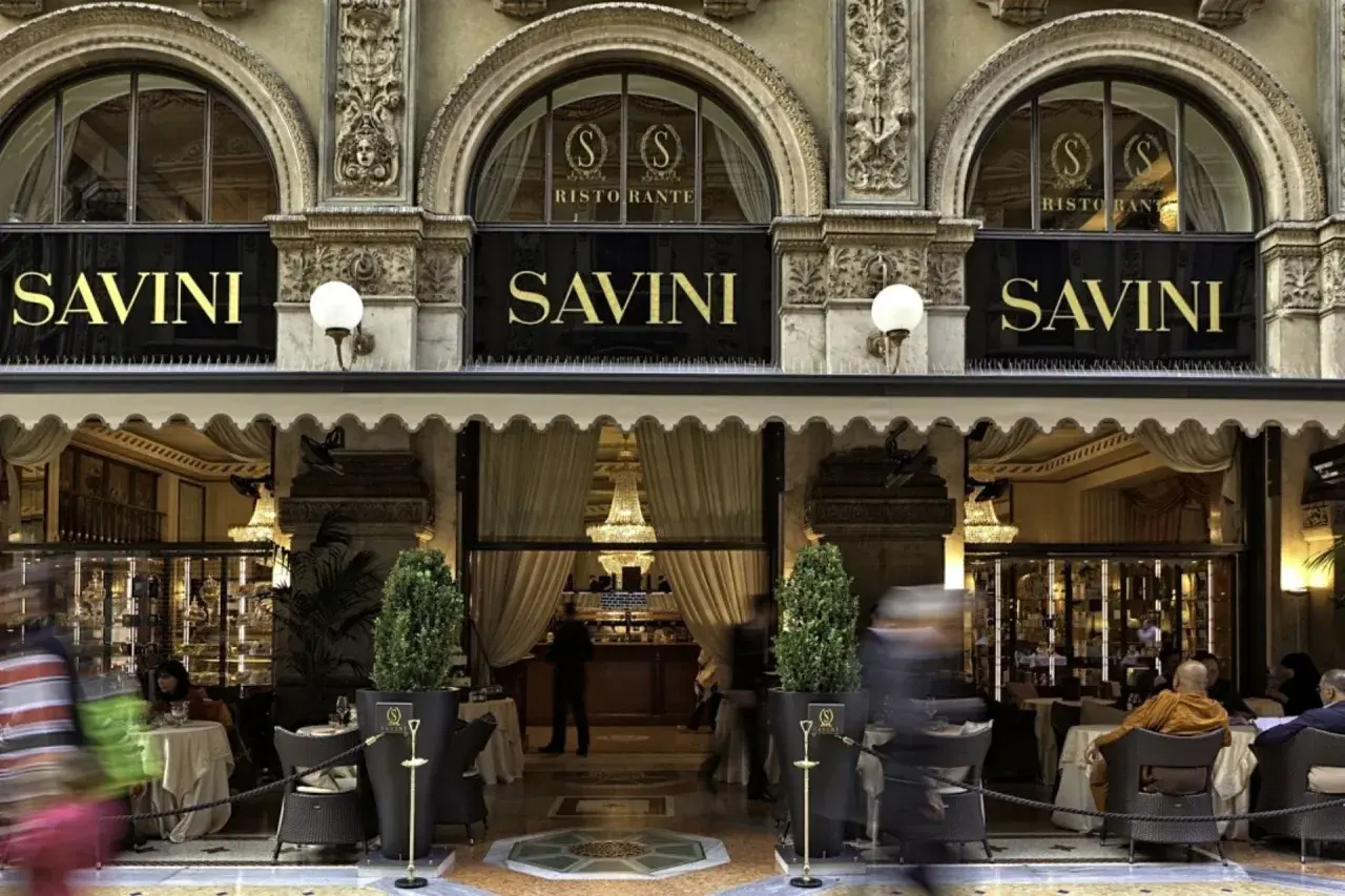 Savini, uno dei bar storici di Milano, con la sua elegante facciata e tavolini all'aperto.