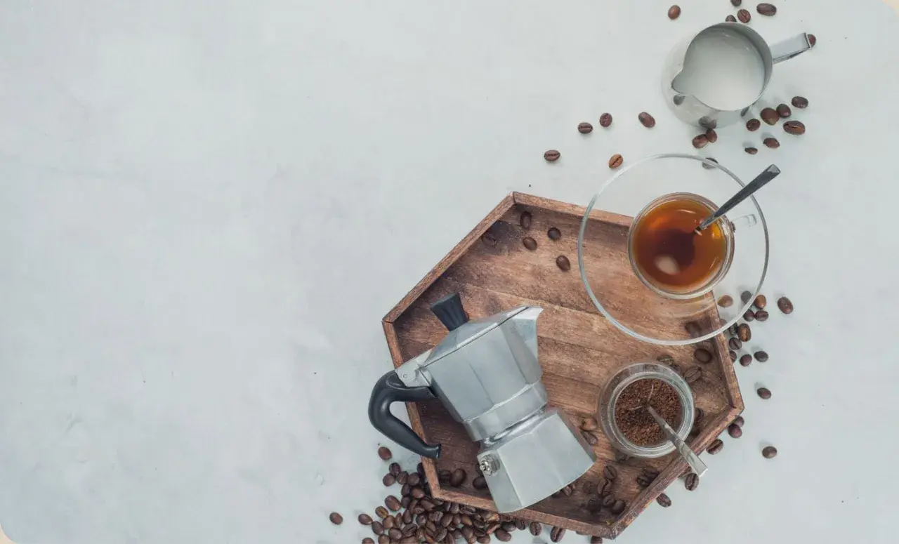 La moka pronta per preparare un caffè aromatico. Ecco come funziona la moka: acqua, caffè macinato e calore per un rito quotidiano.