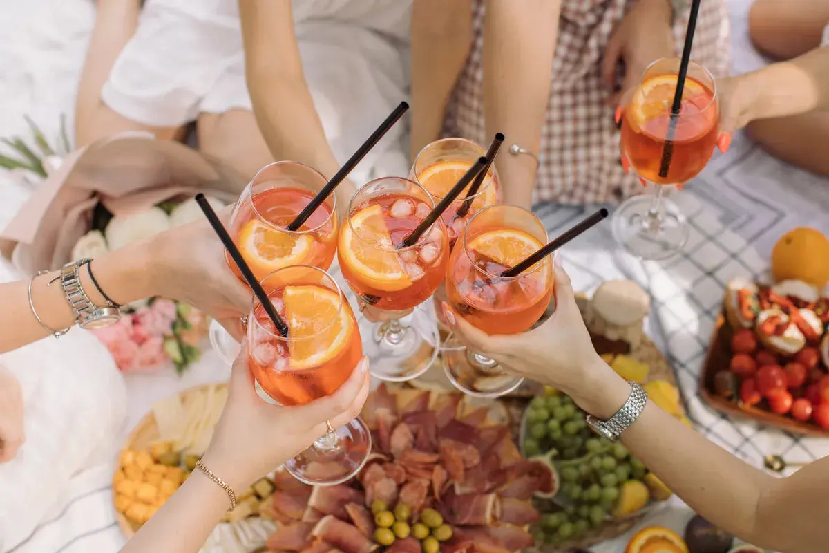 Un brindisi con Spritz e stuzzichini per una perfetta serata estiva.