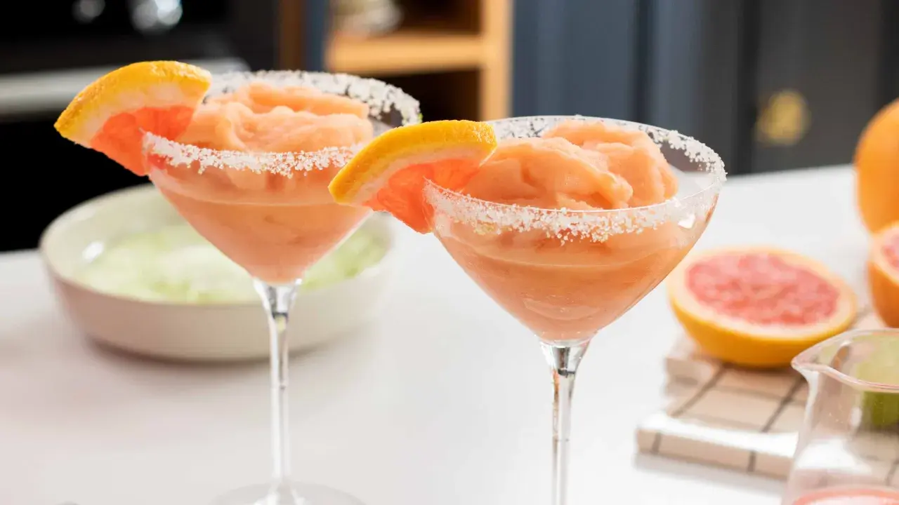 Due cocktail frozen analcolico dolce al pompelmo, con bordo zuccherato e spicchio di agrume.