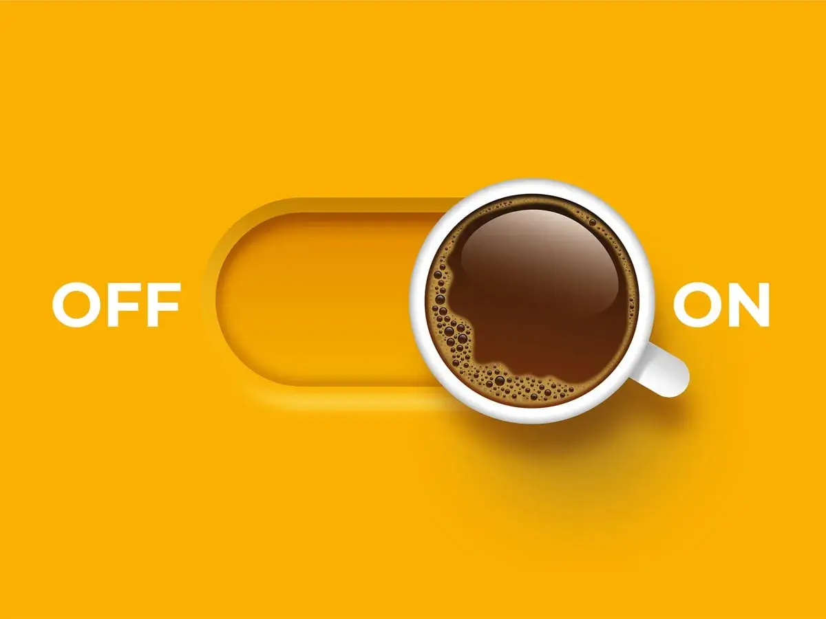 Interruttore "ON" con una tazza di caffè fumante, pronto a dare la carica con la sua caffeina.
