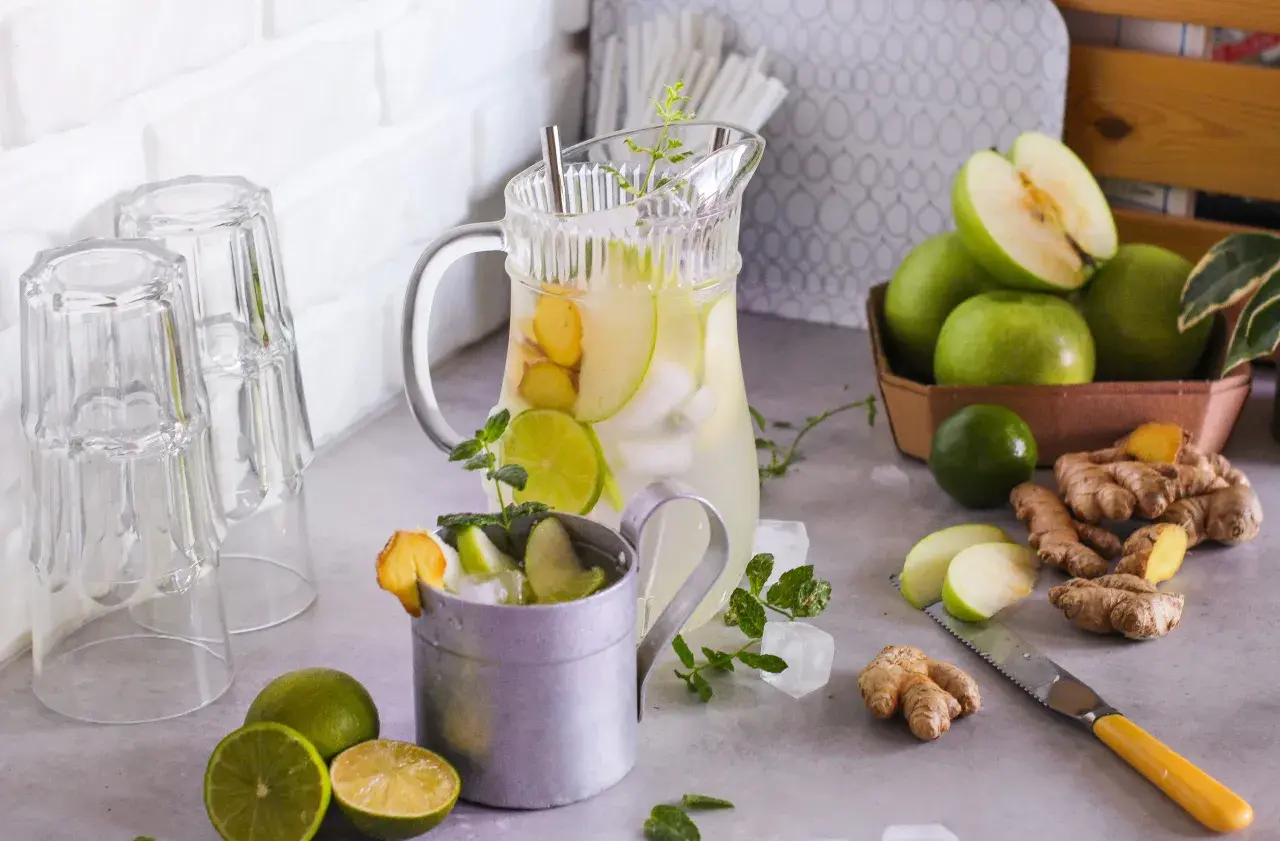 Un rinfrescante mule drink con mele verdi, lime e zenzero, pronto per essere gustato.
