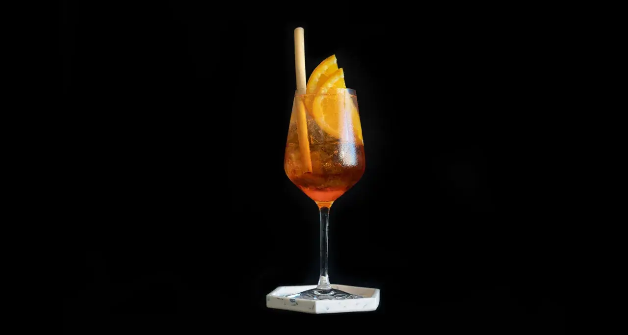 Un rinfrescante Aperol Soda, perfetto per ogni occasione. La ricetta è semplice e il gusto inconfondibile.