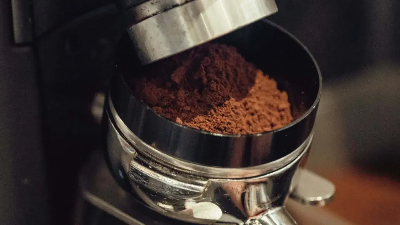 Caffè macinato finemente, pronto per un espresso perfetto. L'essenza del third wave coffee.