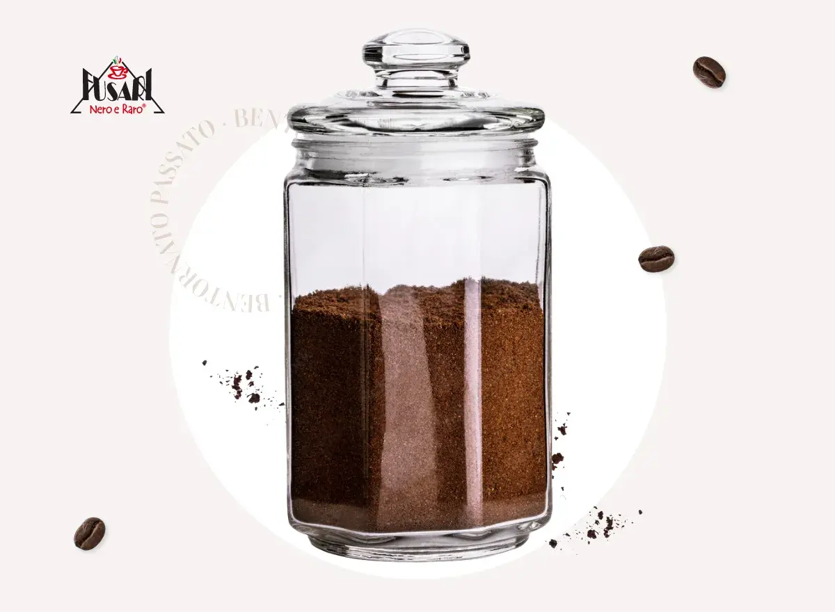 Barattolo di vetro pieno di caffè macinato, ideale per sapere come conservare il caffè macinato e mantenerne l'aroma.