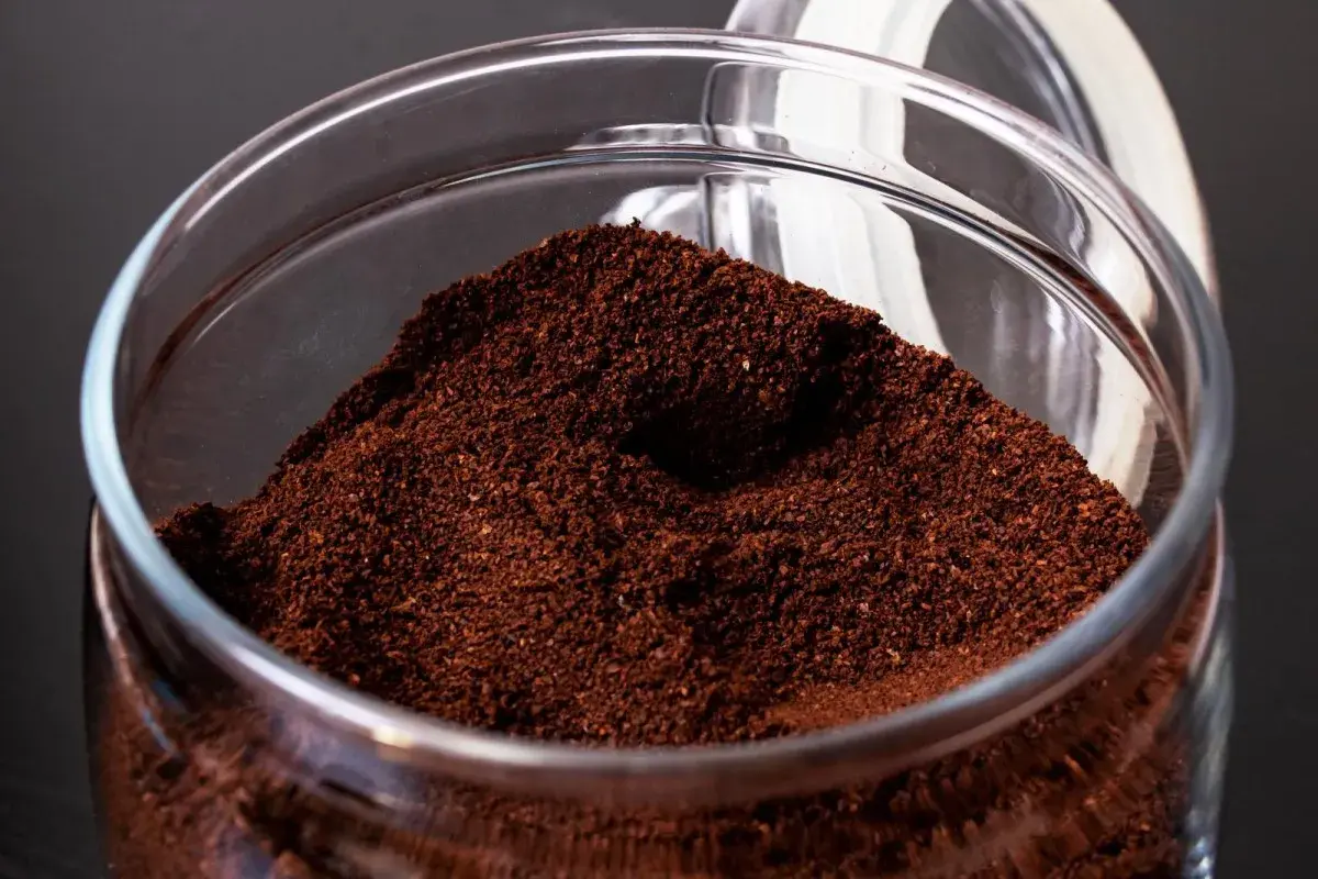 Caffè macinato in un barattolo di vetro, pronto per conservare il caffè avanzato e mantenere il suo aroma.