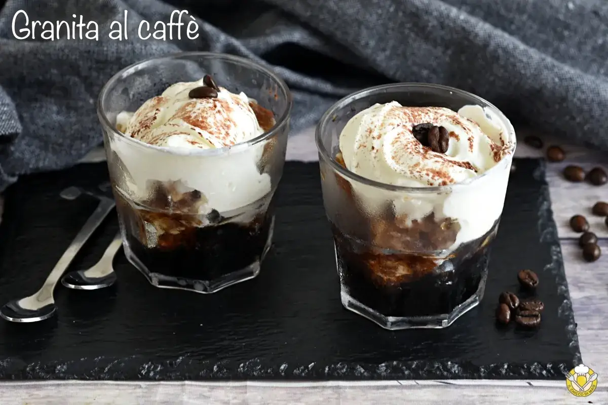 Due bicchieri di caffè freddo siciliano con panna montata e chicchi di caffè.