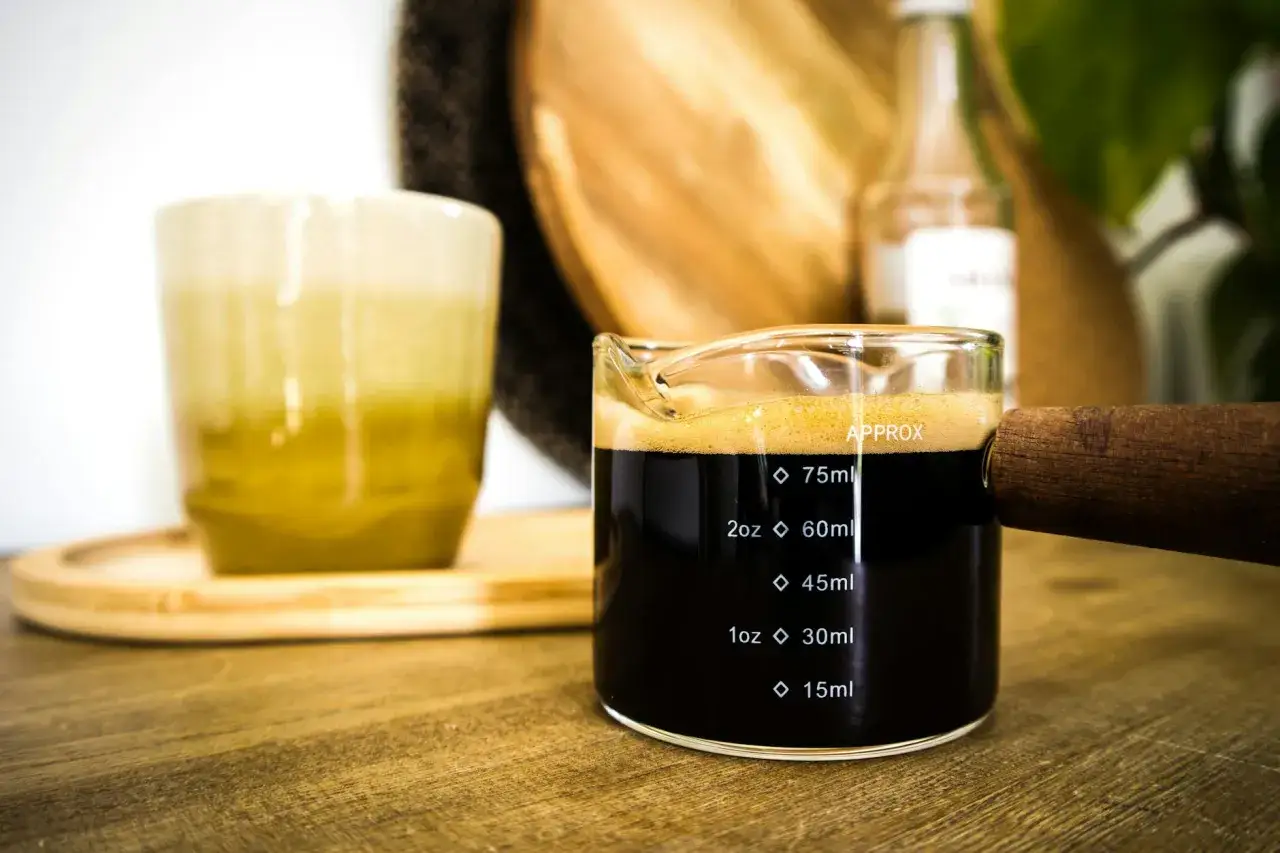 Un bicchierino di caffè scuro, con la sua schiuma dorata, pronto per essere gustato. Chi dice che il caffè non fa dormire?