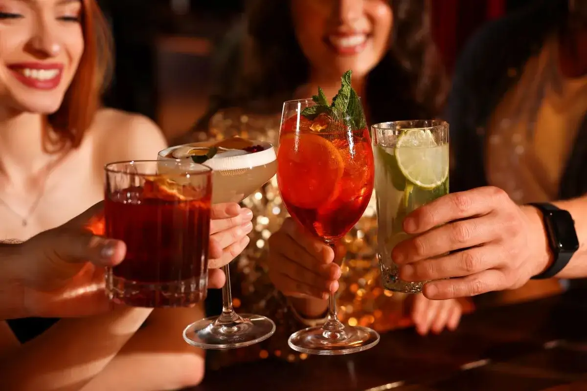 Un brindisi con cocktail colorati, un'autentica celebrazione del gusto italiano.