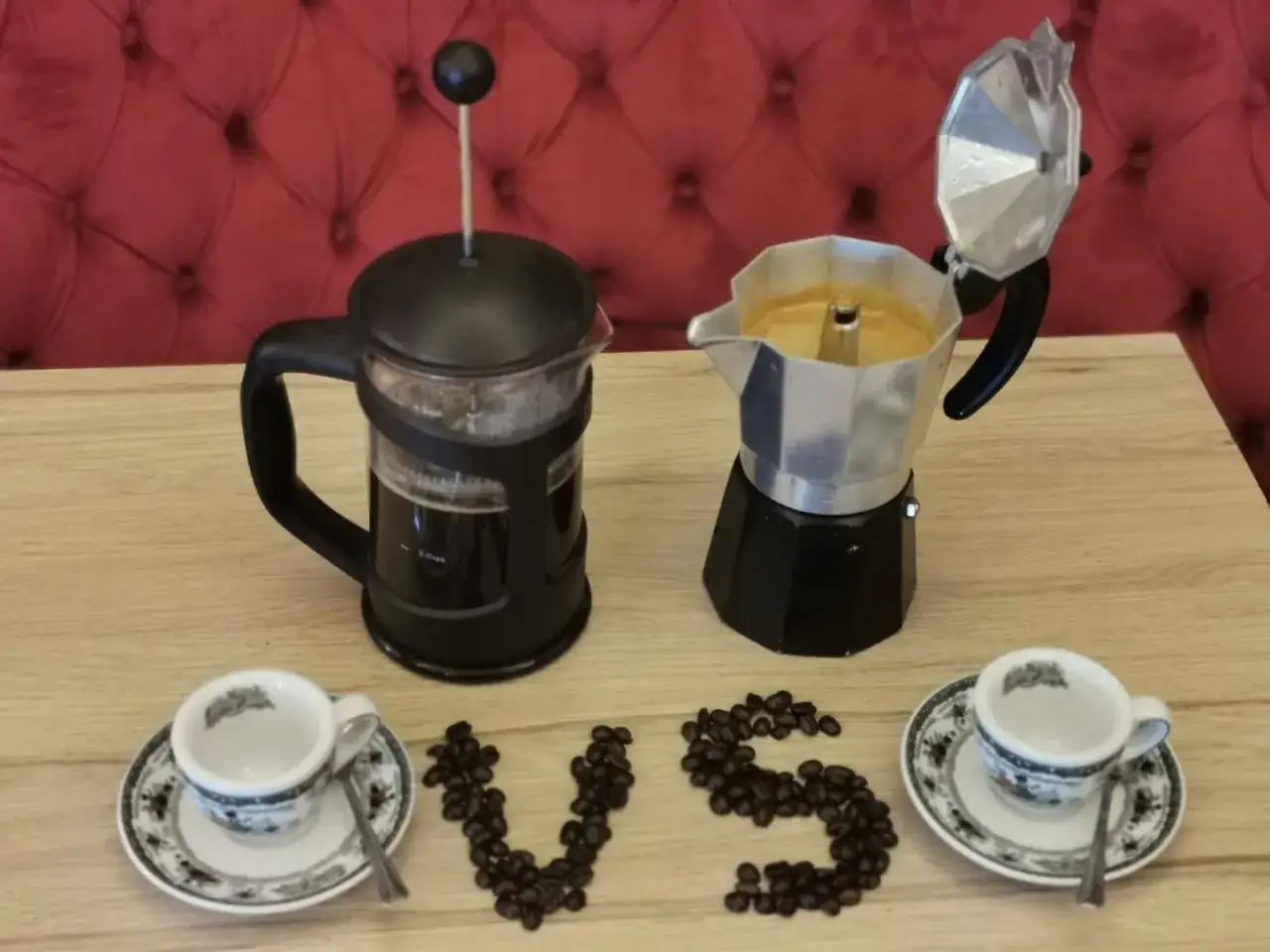 Macinatura caff&egrave; grossa o fine? La moka e la french press si sfidano, con chicchi a formare la scritta 