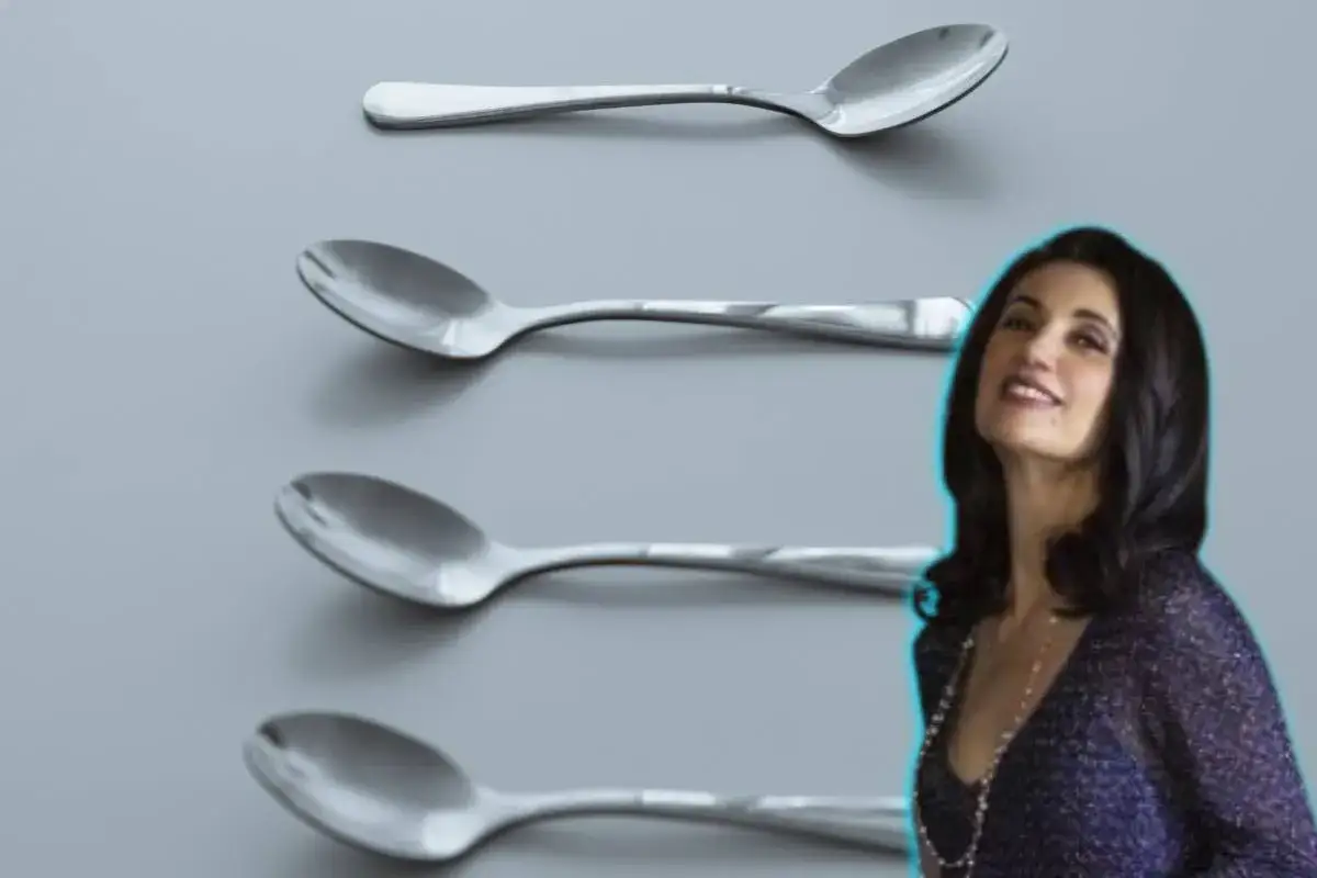 Una donna sorride accanto a quattro cucchiai, mostrando la differenza cucchiaino da te e da caffè.