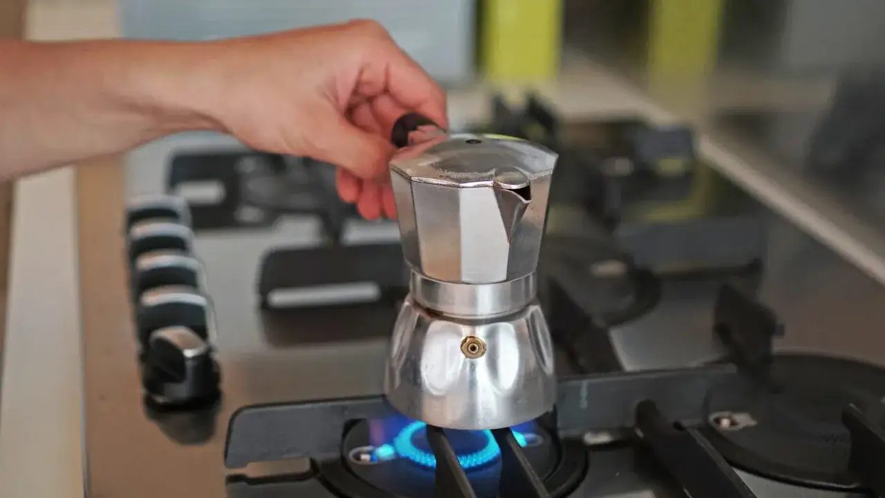 La moka sul fornello acceso, pronta per preparare un caffè: ecco come funziona la moka.