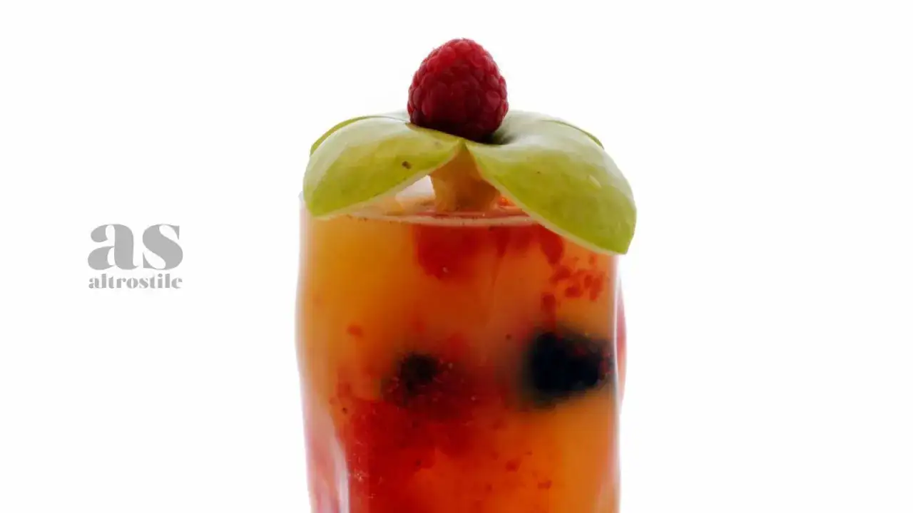 Un rinfrescante shrub cocktail con lampone e mela, un'esplosione di sapori fruttati.