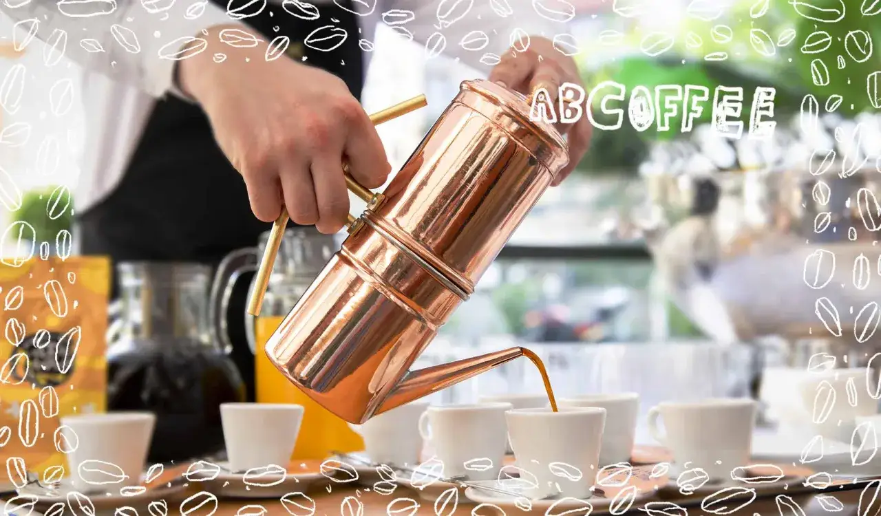 Versando caff&egrave; dalla cuccuma napoletana in tazzine. Un barista prepara un ottimo caff&egrave;.