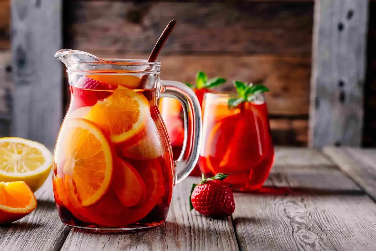 Caraffa di sangria con arance, fragole e limone. Perfetta per una ricetta estiva.