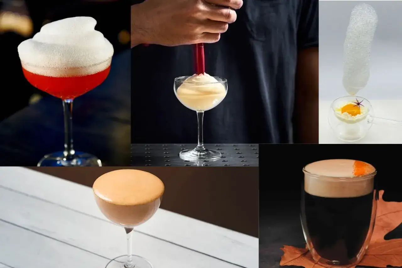 Cocktail con spuma soffice, un drink cremoso e una bevanda scura con spuma arancione.