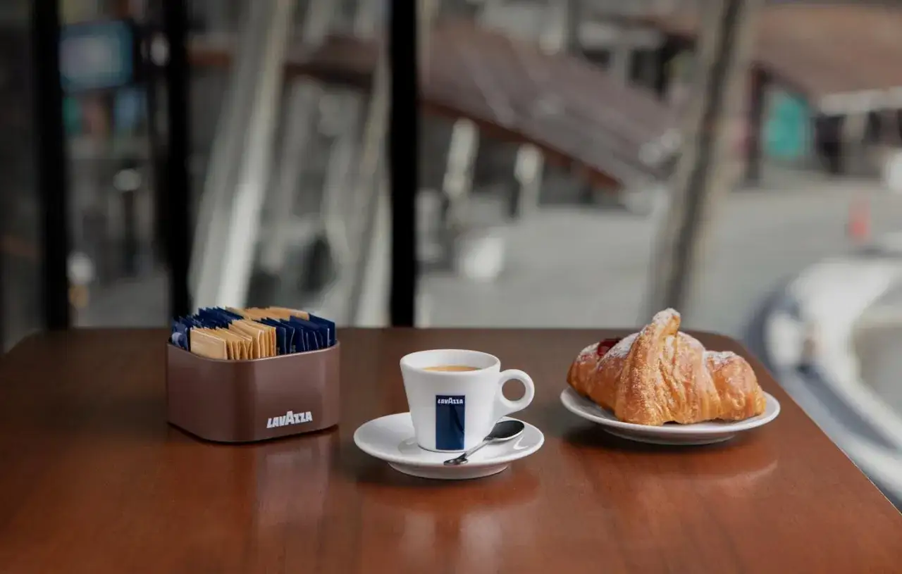 Un'autentica colazione italiana a casa: caff&egrave; Lavazza, croissant e zuccherini pronti per iniziare la giornata.