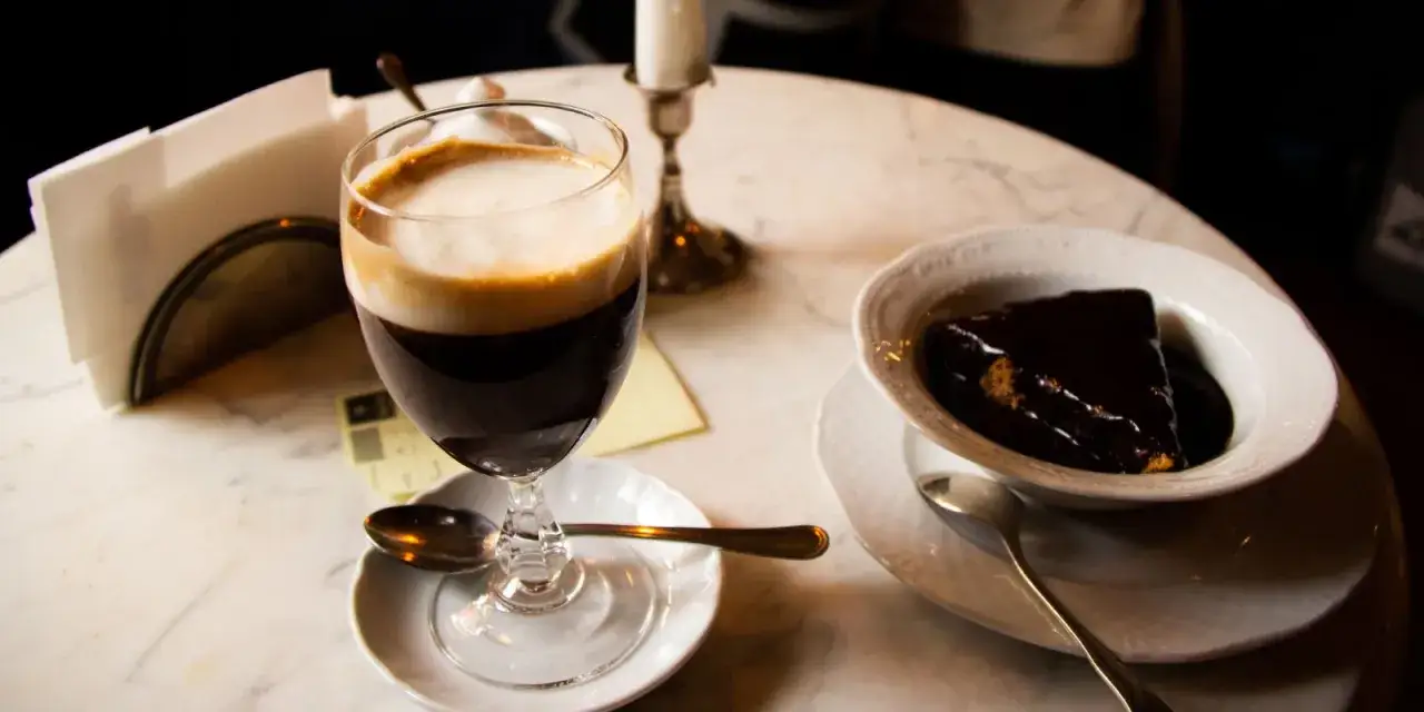 Un bicerin, bevanda tipica torinese, con una fetta di torta al cioccolato. La ricetta bicerin &egrave; un'esperienza da provare.