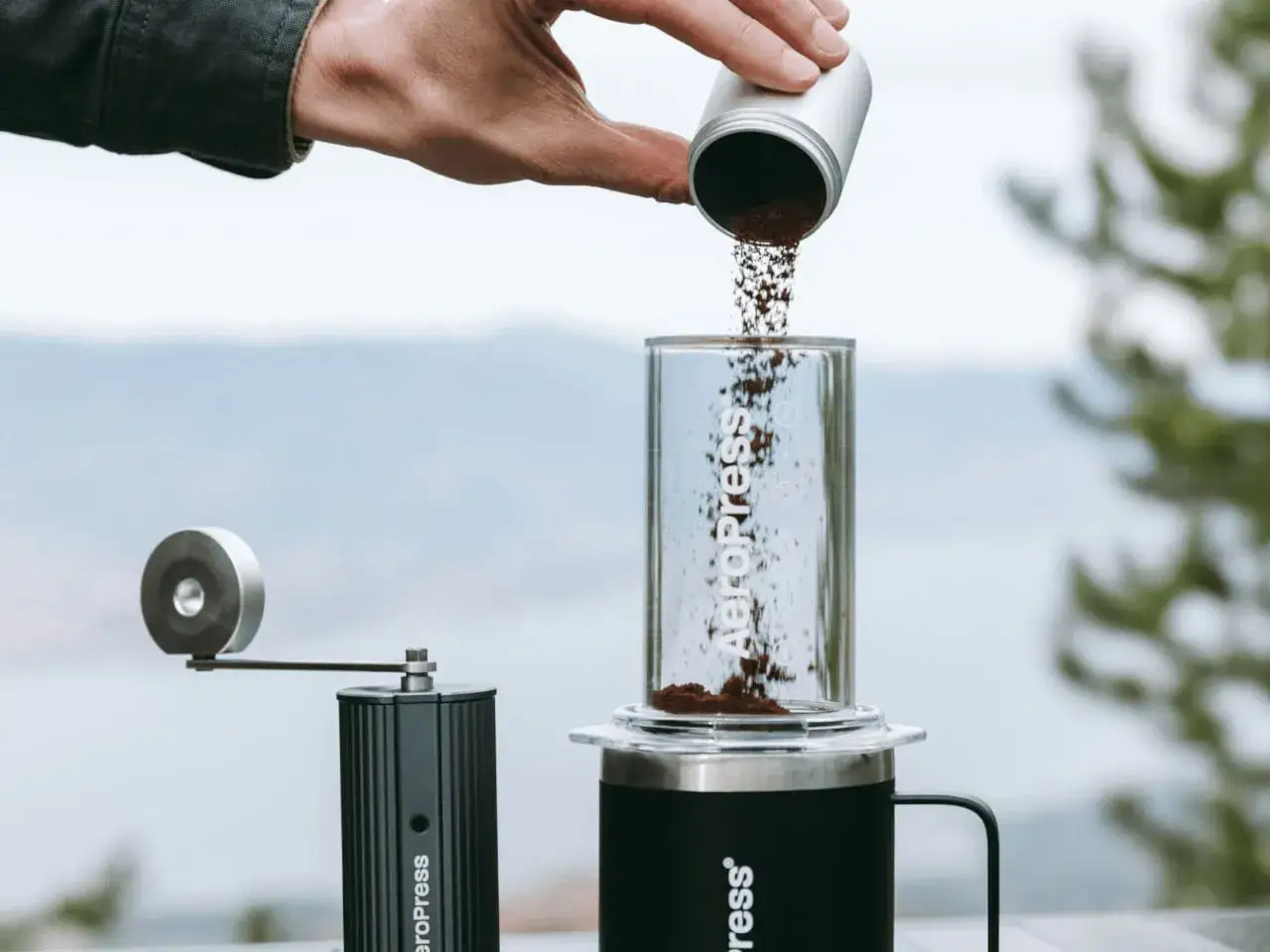 Preparazione di un ottimo caff&egrave; con AeroPress. Macinino e caff&egrave; versato nel cilindro trasparente.